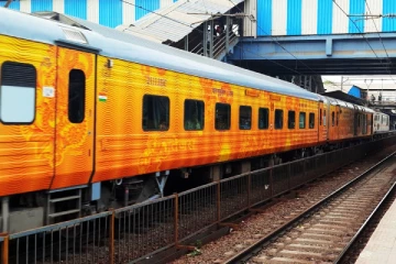 1400 கி.மீ-ல் வெறும் 6 நிறுத்தங்கள்.. 450 கி.மீ பிறகுதான் முதல் நிறுத்தம் - மின்னல் ரயில்!