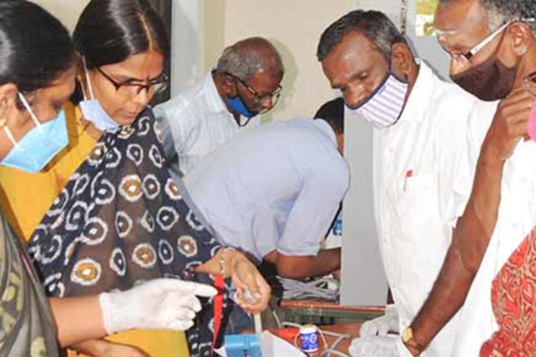 திருமுல்லைவாயில் வாக்குபதிவு எந்திரம் கோளாறு- வாக்குப்பதிவு நிறுத்தம்- மக்கள் அவதி | Thirumullaivai Polling Machine People Malfunction