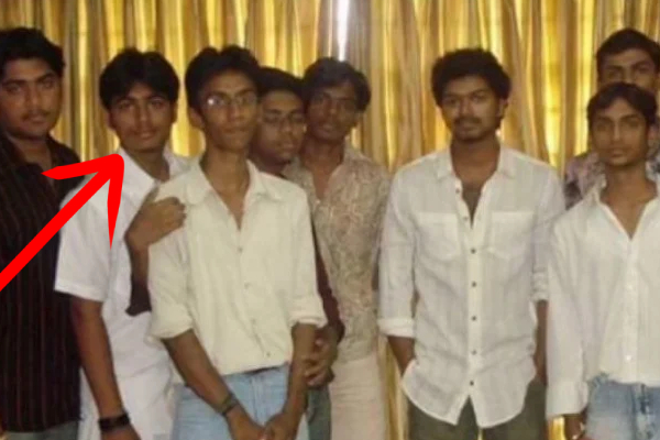 இந்த புகைப்படத்தில் விஜய்யுடன் இருக்கும் பிரபல நடிகர் யார் என்று உங்களுக்கு தெரியுமா? இதோ பாருங்க | Popular Actor With Thalapathy Vijay Unseen Photo