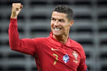 கால்பந்து அரங்கில் '801' கோல் அடித்து தெறிக்கவிட்ட ரொனால்டோ