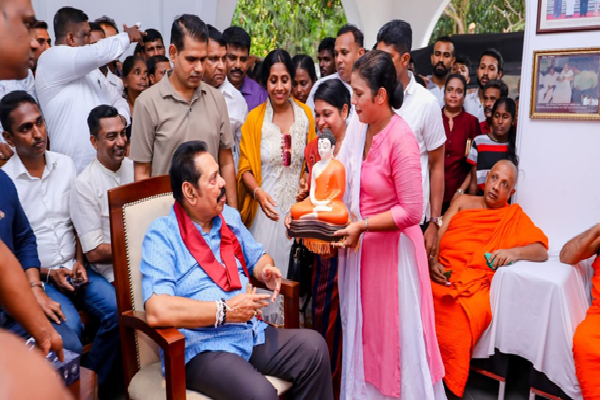தன்னை பார்க்க வந்த மக்களிடம் மகிந்த கூறிய அந்த விடயம் | I Need Nothing But The Love Of The People Mahida