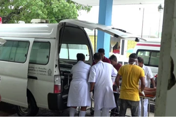 நடு வீதியில் துடிதுடித்து பலியான பெண் ; இரு இளைஞர்களுக்கு நேர்ந்த கதி