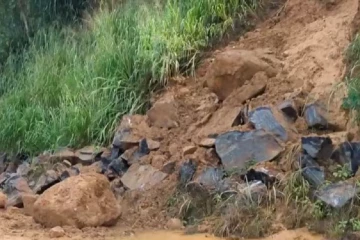 කොත්මලේ ගැරඩිඇල්ලේ නායයෑමක් - ජනතාව භීතියට පත් කරමින් කඳු මුදුනේ සිට පස් සහ ගල් ප්‍රධාන මාර්ගයට - පොලීසියෙන් දැනුම්දීමක්