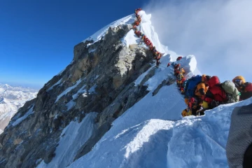 எவரெஸ்ட் சிகரத்தில் கிருமிகள்; அதிர்ச்சியில் அமெரிக்க விஞ்ஞானிகள்!