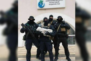 போருக்கு மத்தியில் உக்ரைன் காவல்துறை அதிகாரியின் கனிவான செயல்: குவியும் பாராட்டுக்கள்