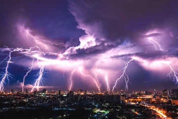 மீன் கடையில் மின்னல் தாக்கியதில் இருவருக்கு நேர்ந்த கதி!