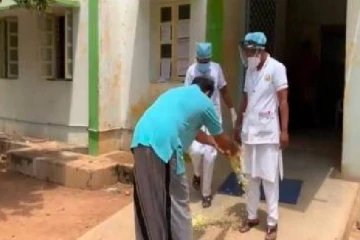 மேடம்...கொஞ்சம் ஹாஸ்பிட்டல் வெளிய வாங்க.. சிகிச்சை அளித்த செவிலியர்களை அழைத்து வழக்கறிஞர் செய்த காரியம்!