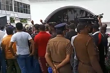 இறுதி தீர்மானம் எடுக்க தயாராகும் மகிந்த! அலரி மாளிகை பகுதியில் நூற்றுக்கணக்கானோர் - உள்நுழைந்த பலர் (Video)