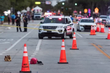 ஊர்வலம் நடுவே வாகனத்துடன் பாய்ந்த நபர்... சிதறி ஓடிய மக்கள்: ரத்தக்களரியான சம்பவம்