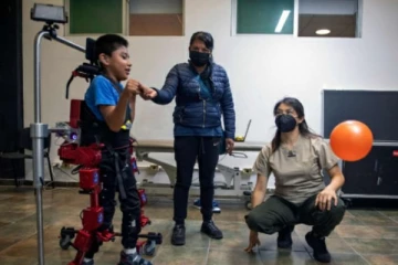 சக்கர நாற்காலியில் வாழும் குழந்தைகளுக்கு ஆடை வடிவமைத்த மெக்சிகோ!