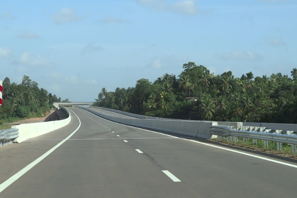 அதிவேக நெடுஞ்சாலையில் சிக்கிய அதிசொகுசு வாகனம் - விசாரணையில் தொடரும் மர்மம் | Luxury Vehicle Found On The Southern Expressway