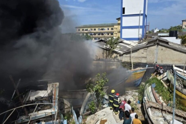 காலி மீன்பிடி துறைமுகத்தில் தீப்பரவல் | Fire Breaks Out At Galle Fishing Harbour