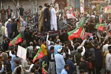 பொலிசாருக்கும் இம்ரான்கான் ஆதரவாளர்களுக்கும் இடையே மோதல்; பதற்றத்தில் பாகிஸ்தான்!