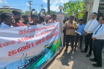 இந்திய இழுவை படகுகளை தடை செய்யக்கோரி முல்லைத்தீவில் போராட்டம் (Photos)