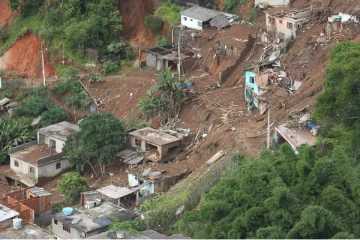 பண்டாரவளை பகுதியில் பாரிய மண் சரிவு! இரு லயன் தொடர் குடியிருப்புகள் பாதிப்பு