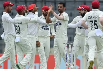 அறிமுக டெஸ்டிலேயே 5 விக்கெட்டுகளை வீழ்த்தி அசத்திய வீரர்