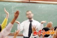 மாணவர்களை உலோகத்தினால் தாக்கிய ஆசிரியர் தலைமறைவு