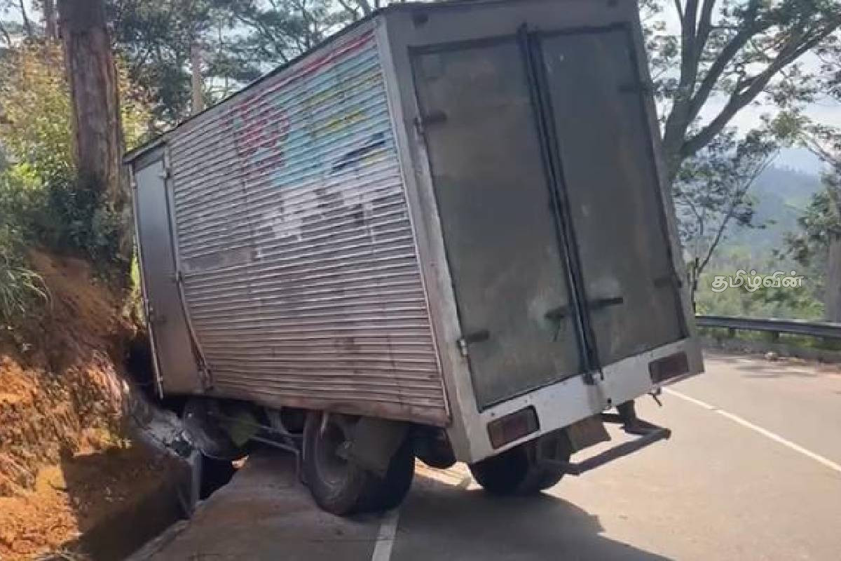 நானுஓயா- குறுக்கு வீதியில் வேகக் கட்டுப்பாட்டை இழந்த லொறி விபத்து | Lorry Accident At Nanu Oya நானுஓயா- குறுக்கு வீதியில் வேகக் கட்டுப்பாட்டை இழந்த லொறி விபத்து | Lorry Accident At Nanu Oya