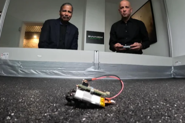 உளவு பார்க்க கரப்பான் பூச்சிகள்: ஜேர்மன் நிறுவனத்தின் திட்டம் | Cockroach Spying Research Germany 60 Minutes