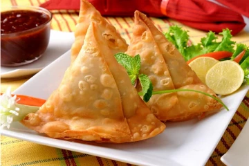 ஓனரை கேட்காமல் கடையில் சமோசா சாப்பிட்ட வாடிக்கையாளர் அடித்துக்கொலை