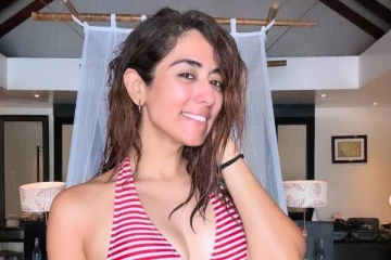 மாலத்தீவில் நீச்சல் குளத்தில் ஹாயாக போஸ்!! பாடகி ஜொனிடா காந்தியின் புகைப்படங்கள்..