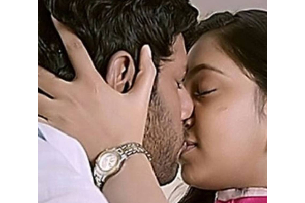 லிப்லாக்கில் கலக்கிய நடிகர்கள்.. லீலை நாயகன் கமல் முதல் விக்ரம் வரை!! | World Kiss Day From Tamil Actor Actress Lip Kiss