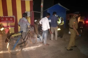 மின்சார தடை நேரத்தில் ஏற்படும் வீதி விபத்துக்களை கட்டுப்படுத்த வவுனியா பொலிஸார் விசேட நடவடிக்கை(Photos)