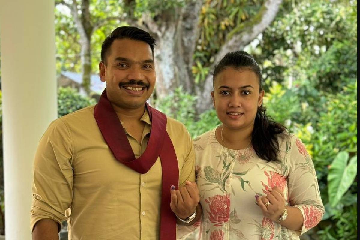 நாமல் ராஜபக்சவின் மனைவி லிமினியை அரசியல் களமிறக்க பொதுஜன பெரமுன திட்டமா? | Namal Remanded Will Limini Enter Political Arena நாமல் ராஜபக்சவின் மனைவி லிமினியை அரசியல் களமிறக்க பொதுஜன பெரமுன திட்டமா? | Namal Remanded Will Limini Enter Political Arena