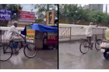 Wow... மழையில் நனைந்தபடி சைக்கிளிலில் இறக்கை விரித்து பறந்த முதியவர்... - வைரலாகும் வீடியோ