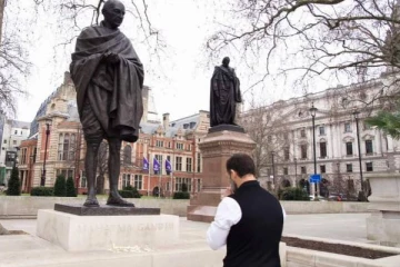 லண்டனில் உள்ள மகாத்மா காந்தி சிலைக்கு மரியாதை செலுத்திய ராகுல் காந்தி!