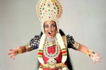 ஆக்ரோஷமான காளி லுக்கில் இருக்கும் இந்த சீரியல் நடிகை யார் என தெரிகிறதா.. வைரலாகும் போட்டோ