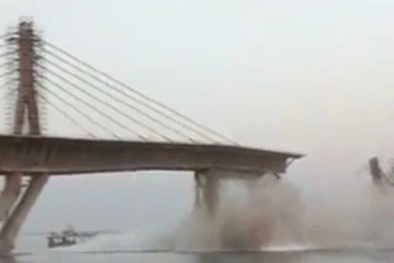 2வது முறை; கங்கை ஆற்றில் இடிந்து விழுந்த பிரம்மாண்ட பாலம் - ஷாக் வீடியோ