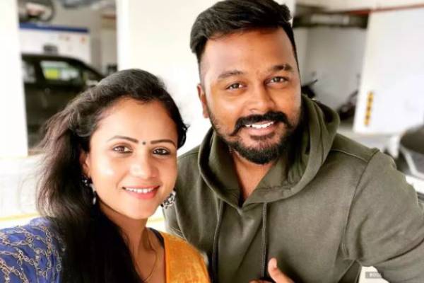 பெற்றோர்களை எதிர்த்து திருமணம் செய்த மணிமேகலைக்கு அவரது அம்மா கொடுத்த முதல் விருந்து- வீடியோவுடன் இதோ