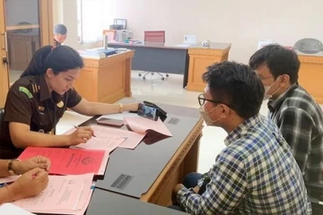 சந்தேகத்தின் பேரில் பயணியை சோதனையிட்ட சுங்க அதிகாரிகள்: ஆசனவாய்க்குள் மறைத்துவைத்திருந்த பொருள்