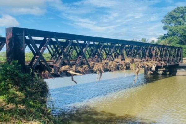 புகையிரதப் பாலம் சேதம் ; விரைவில் சீர்செய்து தருமாறு மக்கள் கோரிக்கை ! | Statue Collapses Brazil Video Viral Social Media புகையிரதப் பாலம் சேதம் ; விரைவில் சீர்செய்து தருமாறு மக்கள் கோரிக்கை ! | Statue Collapses Brazil Video Viral Social Media