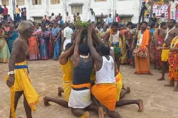 ஆர்வமாய் சாட்டையடி வாங்கும் பக்தர்கள்- இப்படி ஒரு கோயில் திருவிழாவா? நேர்த்திக்கடனின் பின்னணி!