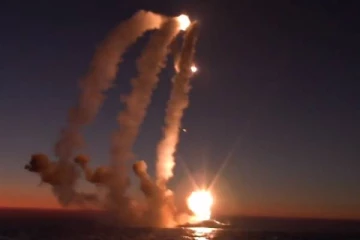 உக்ரைன் மீது ஏவுகணை மழை பொழிந்த ரஷ்ய போர்க் கப்பல்! வெளியான வீடியோ ஆதாரம்