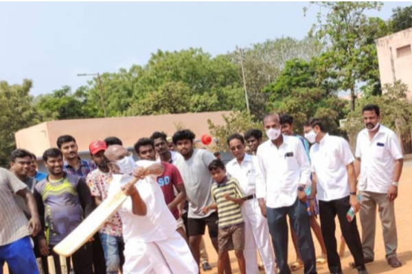 சிக்ஸர் அடித்து வாக்கு சேகரித்த அமைச்சர் யார் தெரியுமா? | Minister Hit Sixes Collected Votes