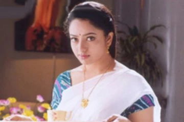 அச்சு அசல் மறைந்த நடிகை சௌந்தர்யா போலவே இருக்கும் பெண்.. புகைப்படத்தை பார்த்தா ஷாக் ஆகிடுவீங்க