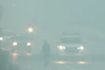 தலைநகர் டெல்லியில் கடும் பனிமூட்டம்- கடும் சிரமத்தில் வாகன ஓட்டிகள்