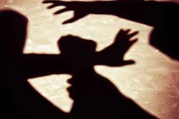 මූණ දිහා බැලුවැ කියලා ගුරුවරයා සිසුවාට පහර දෙයි. සිසුවා රෝහලට..