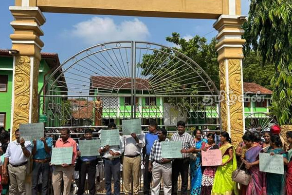அரசின் வன்முறைகளுக்கு எதிராக கண்டனம்: வடக்கில் வீதிக்கு இறங்கிய ஆசிரியர்கள் (Photos) | Teachers Protest In Northern Province