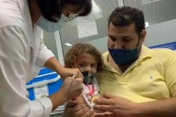 நாடொன்றில்  2 வயதுக்கு மேற்பட்ட குழந்தைகளுக்கும்  கொவிட்-19 தடுப்பூசி