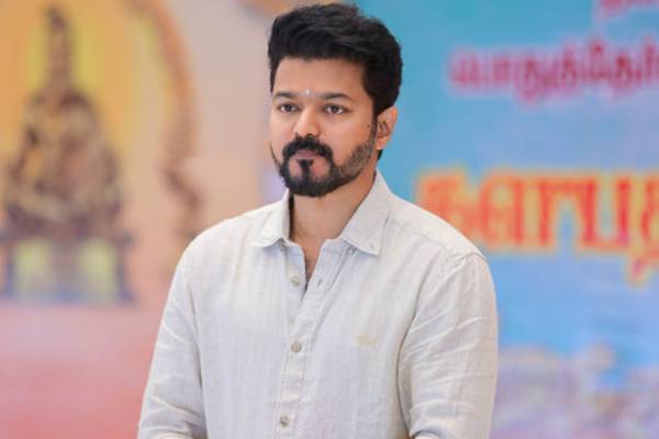 விஜய் எடுக்கும் சில முடிவுகளை இவரை கேட்டுதான் எடுக்கிறாரா?- யார் அவர்? | Actor Vijay Politics Entry Main Person