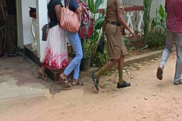 யாழில் சொகுசு வீட்டிற்குள் தென்னிலங்கை பெண்கள் விபச்சாரம் ; பொலிஸாரின் முற்றுகையால் அம்பலம் | Jaffna House Prostitution Women Held யாழில் சொகுசு வீட்டிற்குள் தென்னிலங்கை பெண்கள் விபச்சாரம் ; பொலிஸாரின் முற்றுகையால் அம்பலம் | Jaffna House Prostitution Women Held