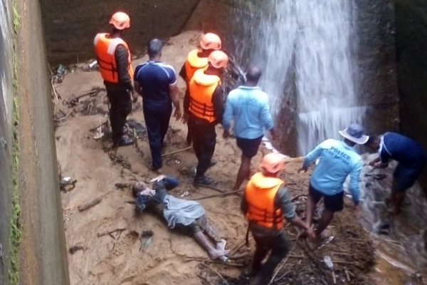 றம்பொடை நீர்வீழ்ச்சியில் அடித்துச் செல்லப்பட்டு காணாமல் போயிருந்த மேலும் இருவரின் சடலங்கள் மீட்பு - ஐபிசி தமிழ்