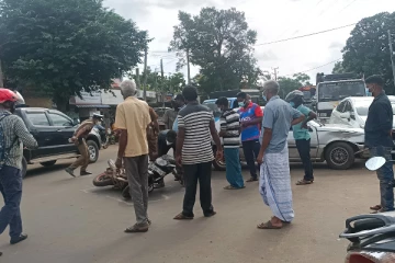 வீதியில் பயணித்துக்கொண்டிருந்த கார் திடீரென திரும்ப முற்பட்டதால் ஏற்பட்ட அனர்த்தம்!