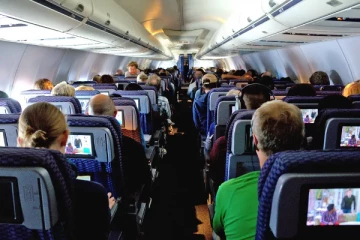 பறந்துகொண்டிருந்த விமானத்தில் துடித்த பயணி; உயிரை காத்த இலங்கைப் பெண் மருத்துவர் !