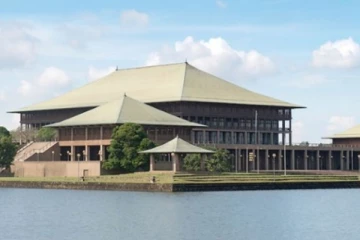 පාර්ලිමේන්තුව අවට ආරක්ෂාව තර කරයි..