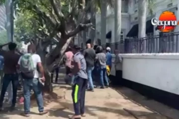 විරෝධතාකරුවන්ට තවත් කඳුළු ගෑස් ප්රහාර - උණුසුම් තත්ත්වයක්.. එහි නවතම තත්ත්වය මෙන්න.. (VIDEO)